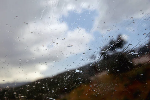 Straßenansicht Durch Autofenster Mit Regentropfen Fahren Regen Selektiver Fokus — Stockfoto