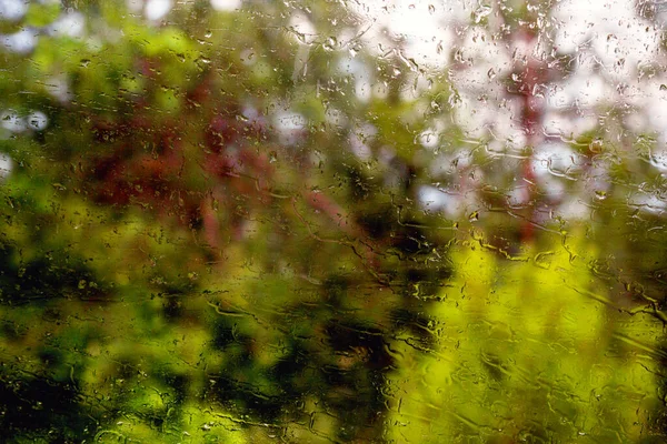 雨滴透过车窗看路 在雨中开车 有选择的重点 — 图库照片