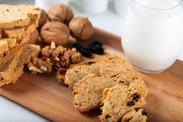 Galletas Crujientes Con Nueces Pasas Vaso Leche — Foto de Stock