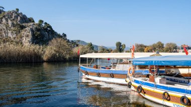 Dalyan, Mugla / Türkiye - 11 / 19 / 2019: Koycegiz Gölü ile Akdeniz arasında Dalyan Nehri. Deniz suyu yüzeyi. Arkaplan. 