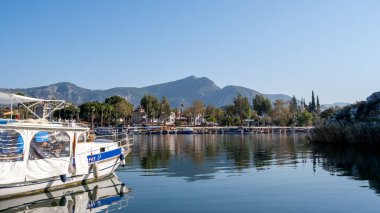 Dalyan, Mugla / Türkiye - 11 / 19 / 2019: Koycegiz Gölü ile Akdeniz arasında Dalyan Nehri. Deniz suyu yüzeyi. Arkaplan. 