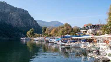Dalyan, Mugla / Türkiye - 11 / 19 / 2019: Koycegiz Gölü ile Akdeniz arasında Dalyan Nehri. Deniz suyu yüzeyi. Arkaplan. 