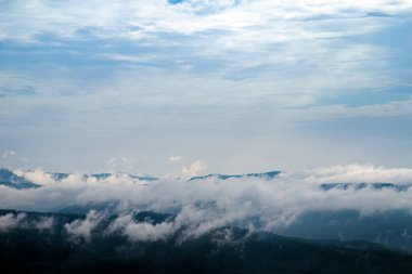 Bulutlardaki dağların güzel manzarası