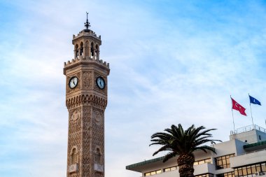 Konak, İzmir / Türkiye - 11 / 22 / 2019: Tarihi İzmir Saat Kulesi. Saat kulesi ve Konak Meydanı İzmir 'in sembolik merkezleridir..