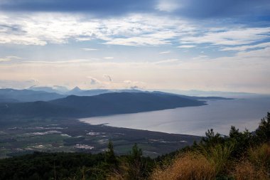 Bir sonbahar gününde bulutlu dağlar ve deniz manzarası. Mugla, Türkiye