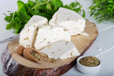 Bitki ve baharatlı peynir, baharatlı şifalı peynir..