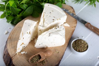 Bitki ve baharatlı peynir, baharatlı şifalı peynir..