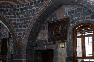 Diyarbakır / Türkiye - 05 / 03 / 2019: Diyarbakır, Türkiye 'deki Bakire Meryem Ortodoks Kilisesi. Kilisenin iç manzarası..