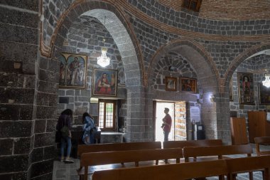 Diyarbakır / Türkiye - 05 / 03 / 2019: Diyarbakır, Türkiye 'deki Bakire Meryem Ortodoks Kilisesi. Kilisenin iç manzarası..