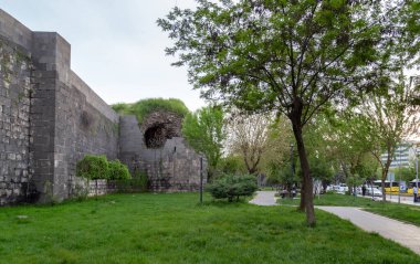 Diyarbakır / Türkiye - 05 / 01 / 2019: Diyarbakır kentindeki Eski Kent Duvarları, Türkiye. İnsanlar şehrin duvarlarında yürüyüp dinleniyorlar.. 