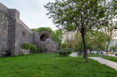 Diyarbakır / Türkiye - 05 / 01 / 2019: Diyarbakır kentindeki Eski Kent Duvarları, Türkiye. İnsanlar şehrin duvarlarında yürüyüp dinleniyorlar.. 