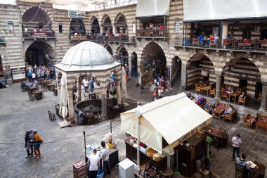 Diyarbakır / Türkiye - 05 / 02 / 2019: Hasanpasa Han 'ın Görünümü. Hasan Paşa Han, insanların kahvaltı yaptığı tarihi bir bina ve Diyarbakır 'ın merkezi olan küçük dükkanlar..