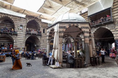 Diyarbakır / Türkiye - 05 / 02 / 2019: Hasanpasa Han 'ın Görünümü. Hasan Paşa Han, insanların kahvaltı yaptığı tarihi bir bina ve Diyarbakır 'ın merkezi olan küçük dükkanlar..