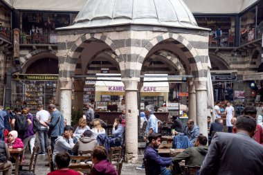 Diyarbakır / Türkiye - 05 / 02 / 2019: Hasanpasa Han 'ın Görünümü. Hasan Paşa Han, insanların kahvaltı yaptığı tarihi bir bina ve Diyarbakır 'ın merkezi olan küçük dükkanlar..