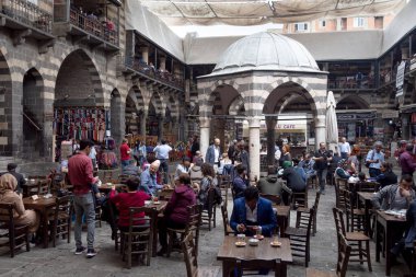Diyarbakır / Türkiye - 05 / 02 / 2019: Hasanpasa Han 'ın Görünümü. Hasan Paşa Han, insanların kahvaltı yaptığı tarihi bir bina ve Diyarbakır 'ın merkezi olan küçük dükkanlar..