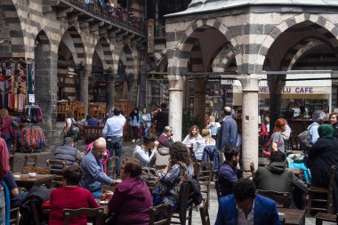 Diyarbakır / Türkiye - 05 / 02 / 2019: Hasanpasa Han 'ın Görünümü. Hasan Paşa Han, insanların kahvaltı yaptığı tarihi bir bina ve Diyarbakır 'ın merkezi olan küçük dükkanlar..