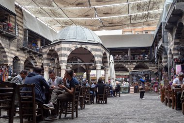 Diyarbakır / Türkiye - 05 / 02 / 2019: Hasanpasa Han 'ın Görünümü. Hasan Paşa Han, insanların kahvaltı yaptığı tarihi bir bina ve Diyarbakır 'ın merkezi olan küçük dükkanlar..