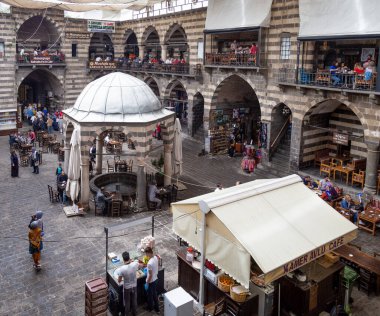 Diyarbakır / Türkiye - 05 / 02 / 2019: Hasanpasa Han 'ın Görünümü. Hasan Paşa Han, insanların kahvaltı yaptığı tarihi bir bina ve Diyarbakır 'ın merkezi olan küçük dükkanlar..