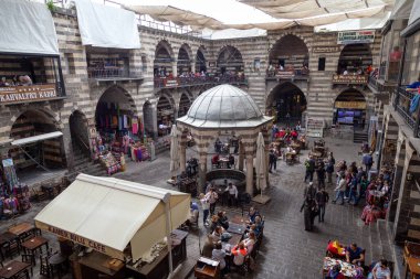 Diyarbakır / Türkiye - 05 / 02 / 2019: Hasanpasa Han 'ın Görünümü. Hasan Paşa Han, insanların kahvaltı yaptığı tarihi bir bina ve Diyarbakır 'ın merkezi olan küçük dükkanlar..