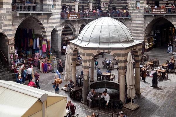 Diyarbakır / Türkiye - 05 / 02 / 2019: Hasanpasa Han 'ın Görünümü. Hasan Paşa Han, insanların kahvaltı yaptığı tarihi bir bina ve Diyarbakır 'ın merkezi olan küçük dükkanlar..