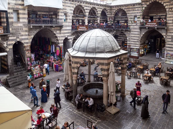 Diyarbakır / Türkiye - 05 / 02 / 2019: Hasanpasa Han 'ın Görünümü. Hasan Paşa Han, insanların kahvaltı yaptığı tarihi bir bina ve Diyarbakır 'ın merkezi olan küçük dükkanlar..