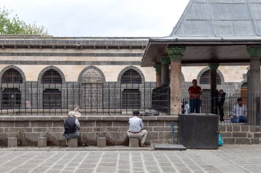 Diyarbakır / Türkiye-05 / 02 / 2019: Ulu Camisi / Diyarbakır Büyük Camii Anadolu 'nun en eski ve en önemli camilerinden biri. İnsanlar ibadet veya turistik ziyaret için camiye geliyor..