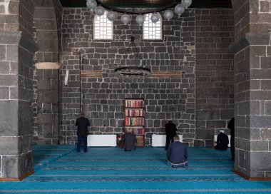 Diyarbakır / Türkiye-05 / 02 / 2019: Ulu Camisi / Diyarbakır Büyük Camisi Anadolu 'nun en eski ve en önemli camilerinden biri. Mescid-i Haram 'da namaz kılan insanlar,.