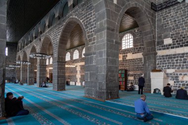 Diyarbakır / Türkiye-05 / 02 / 2019: Ulu Camisi / Diyarbakır Büyük Camisi Anadolu 'nun en eski ve en önemli camilerinden biri. Mescid-i Haram 'da namaz kılan insanlar,.