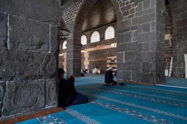 Diyarbakır / Türkiye-05 / 02 / 2019: Ulu Camisi / Diyarbakır Büyük Camisi Anadolu 'nun en eski ve en önemli camilerinden biri. Mescid-i Haram 'da namaz kılan insanlar,.