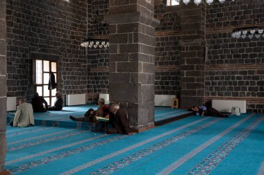 Diyarbakır / Türkiye-05 / 02 / 2019: Ulu Camisi / Diyarbakır Büyük Camisi Anadolu 'nun en eski ve en önemli camilerinden biri. Mescid-i Haram 'da namaz kılan insanlar,.