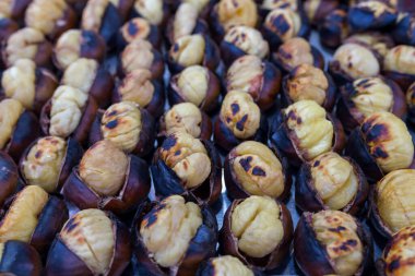  İstanbul 'da sokakta sıcak kestane.