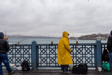Galata Köprüsü, İstanbul / Türkiye - 01 / 12 / 2018: Galata Köprüsü, İstanbul, Türkiye 'de halk balık tutuyor. 