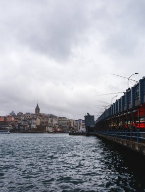 Eminonu, İstanbul / Türkiye - Galata Köprüsü 'ndeki Eminonu manzarası ve İstanbul, Türkiye' deki Altın Boynuz. 01 / 13 / 2018.