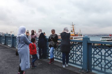 Galata Köprüsü, İstanbul / Türkiye - 01 / 12 / 2018: Galata Köprüsü, İstanbul, Türkiye 'de halk balık tutuyor. 