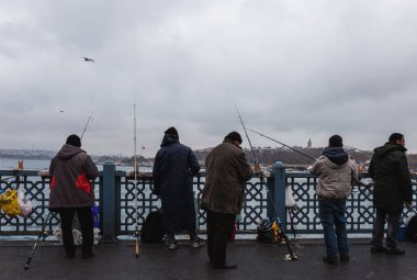 Galata Köprüsü, İstanbul / Türkiye - 01 / 12 / 2018: Galata Köprüsü, İstanbul, Türkiye 'de halk balık tutuyor. 
