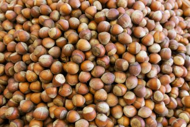 Fındıklar pazarda, arka planda.