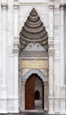 İstanbul, Türkiye; 01 / 13 / 2018: Osmanlı Barok tarzı bir cami olan Nuruosmaniye Camii 1755 yılında Cemberlitas, Fatih, İstanbul, Türkiye 'de tamamlandı.
