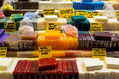 Lavanta, verbena, gül, kireç ve diğer sabunlar pazar yerinde