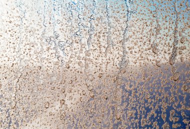 Penceresinde su olan toprak.