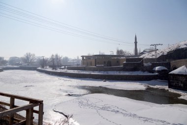 Taş Köprü (Tas Kopru), Kars, Türkiye - 02 / 06 / 2017: Bu tarihi taş köprü Osmanlı Hükümdarı Murat III tarafından inşa edildi. 1579 'da sel nedeniyle çöktü ve Karahanoglu Hac Ebubekir tarafından yeniden inşa edildi.. 