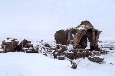Ani, Kars, Türkiye - 02 / 04 / 2017: Geçmişte Ermeni başkenti, şimdi kilise kalıntıları olan bir plato (1001 Kilise Şehri).).