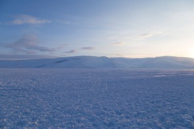 Kışın dağların havadan görünüşü