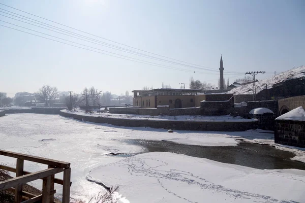 Taş Köprü (Tas Kopru), Kars, Türkiye - 02 / 06 / 2017: Bu tarihi taş köprü Osmanlı Hükümdarı Murat III tarafından inşa edildi. 1579 'da sel nedeniyle çöktü ve Karahanoglu Hac Ebubekir tarafından yeniden inşa edildi.. 