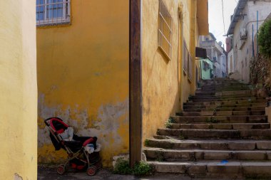 Basmane, İzmir, Türkiye - 02 / 23 / 2018: Basmane, tarihini hâlâ koruyan en eski bölgelerden biri. Eski evler artık çoğunlukla Suriyeli mültecilerin elinde..