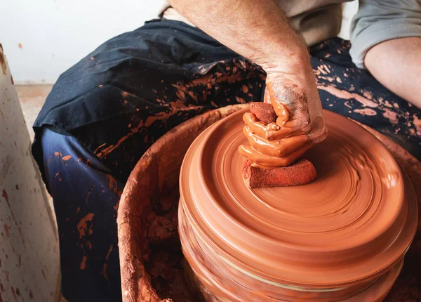陶器の車輪に土鍋を作る陶芸家の手 — ストック写真