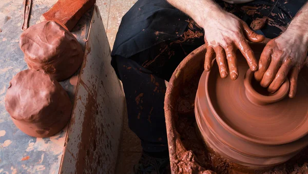 ろくろで土鍋を作る陶芸家の手 — ストック写真