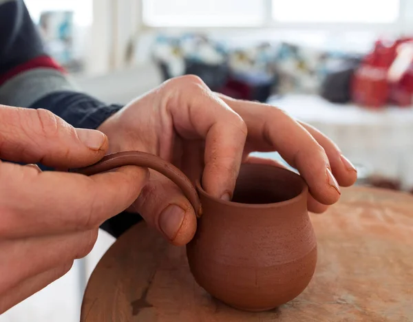 Hands Potter Hand Holding Clay Cup — Stock Photo, Image