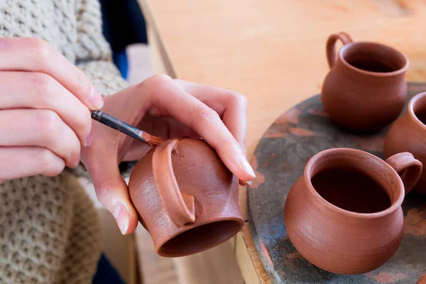 Handen Van Een Vrouw Maken Klei Pot Een Witte Achtergrond — Stockfoto