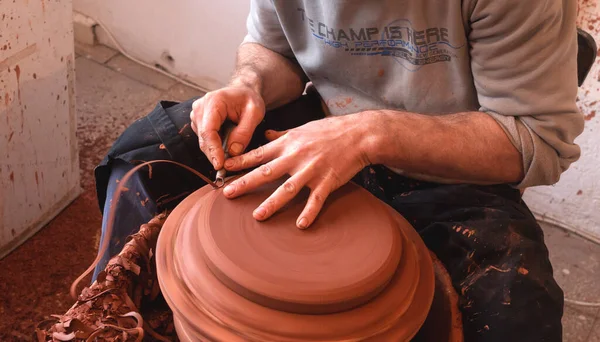 Manos Alfarero Haciendo Una Olla Barro Una Rueda Cerámica —  Fotos de Stock