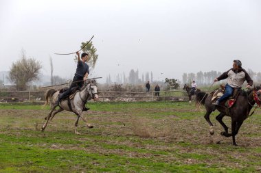 Sindirgi, Balikesir / Türkiye - 11 / 15 / 2015: Etnospor Kültür Festivali sırasında Türk cirit oyunundan bir görüntü.